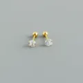 Primo piano dettagliato di orecchini lobo zircone con chiusura a vite in finitura oro. - 4mm / Oro