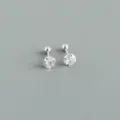 Primo piano dettagliato di un paio di orecchini a lobo in argento con zircone cubico. - 5mm / Oro bianco