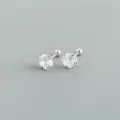 Primo piano dettagliato di eleganti orecchini in argento con zircone e chiusura a vite. - 7mm / Oro bianco