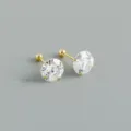 Primo piano di orecchini a lobo in zircone cubico dorato con chiusura a vite dettagli. - 9mm / Oro