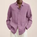 Dettaglio del tessuto della camicia di lino da uomo, scollo a V, texture e bottoni. - Taglia S / Rosa