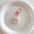 Primo piano del simpatico portachiavi a forma di pecora rosa, ciondolo per borsa dettagliato. - Pecora con Fiocco / Rosa