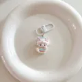 Primo piano del dettaglio del portachiavi con agnello cartoon e fiocco per borsa. - Pecora con Fiocco / Bianco