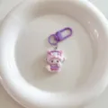 Portachiavi con pecora cartone animato e fiocco, simpatico ciondolo per borsa viola. - Pecora con Fiocco / Viola