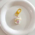 Vista di dettaglio del simpatico portachiavi pecorella con moschettone dorato elegante. - Pecora con Fiocco / Giallo