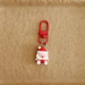 Détail du pendentif porte-clés en résine Père Noël mignon avec un fermoir mousqueton rouge. - Père Noël