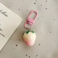Niedlicher Erdbeer-Schlüsselanhänger Detailansicht, rosa Verschluss, süßer Taschenanhänger. - Erdbeere / Hellrosa