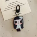 Schattige acryl sleutelhanger detail met grootogig meisje voor tassen en accessoires. - Meisje met Grote Ogen - Blauwe Jurk