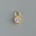 Primo piano dettagliato di un ciondolo per orecchini DIY in argento S925 dorato con zircone. - Stile 5 Stile Pietra Singola Castone Tondo (Oro - Pezzo Singolo)