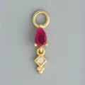 Dettaglio del ciondolo per orecchino in argento dorato con rubino rosso e brillante diamante. - Stile 14 Gemma Rossa a Pera (Oro - Pezzo Singolo)