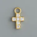 Dettaglio pendente croce dorata con pietre di zircone scintillanti per orecchini fai da te. - Stile 15 Croce Micro-Pavé (Oro - Pezzo Singolo)