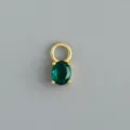 Dettaglio in primo piano del ciondolo pendente ovale con pietra verde dorata per orecchini. - Stile 16 Stile Pietra Preziosa Verde Ovale (Pezzo Singolo) / Oro