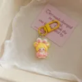 Leuk cartoon meisje sleutelhanger detail, gele sluiting en konijnenoren hangerontwerp. - Kattenmeisje / Geel