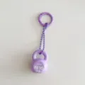 Portachiavi kettlebell viola, simpatico anello fitness per zaino e accessori moda. - Viola