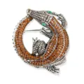 Detailaufnahme der vintage silberfarbenen Strass Krokodil Brosche mit amberfarbenen Steinen. - Krokodilform (xz4431C) / Kaffeebraun