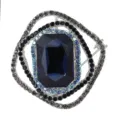 Nahaufnahme Detailansicht der eleganten rechteckigen dunkelblauen Kristallbrosche mit Strass. - Weiß Blau