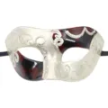 Dettaglio maschera veneziana, riccioli in rilievo argento e motivo a quadri nero rosso festa. - Nero/Rosso