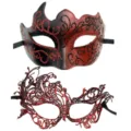 Vista detallada de máscaras de mascarada con una máscara de cuernos y encaje rojo intrincado. - Estilo Pareja Degradado Negro Rojo