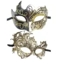 Primer plano de exquisitas máscaras de mascarada para parejas con purpurina y detalles de encaje. - Estilo Pareja Degradado Negro Dorado