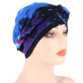 Primer plano del gorro turbante trenzado estampado de galaxia azul en seda suave. - M (56-58cm) / Cielo estrellado