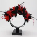 Exquisito detalle de flores de plumas rojas y negras en esta elegante diadema de fiesta. - Negro Rojo
