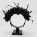 Vista detallada de diadema floral con plumas negras, accesorio de fiesta con lindo encaje. - Negro