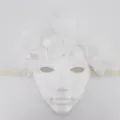 Nahaufnahme der weißen Maskerade-Maske mit zarten Federn, Spitze und Blumen für Partys. - Weißer Stil (Mit Blumen Und Federn)