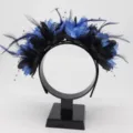 Detalle en primer plano de la diadema de flores con plumas negras y azules para fiestas. - Azul Negro