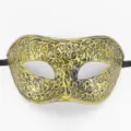 Vista detallada de máscara de mascarada dorada antigua con textura de vid para fiestas. - Cabeza Plana / Dorado