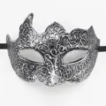 Detailopname van antiek zilveren wijnstokpatroon op een heren gemaskerd bal masker - Kleine ossenhorens / Zilver