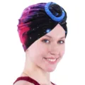 Primer plano del turbante impreso con galaxia, de suave seda de leche y con un nudo elegante. - M (56-58cm) / Cielo estrellado