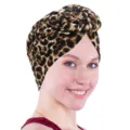 Primer plano de un elegante turbante con estampado de leopardo y diseño de vórtice retorcido. - M (56-58cm) / Estampado de leopardo