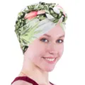 Primer plano de un turbante estampado de seda de leche con elegante diseño de nudo en espiral. - M (56-58cm) / Beige Floral
