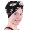 Vista detallada del turbante floral con nudo en suave tejido de seda de leche y diseño espiral. - M (56-58cm) / Flor Rosa Negra