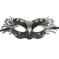 Detaillierte Nahaufnahme der Metallmaske mit filigranen Ausschnitten und Strasssteinen. - Schmetterlings-Design / Gold