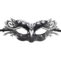 Detailaufnahme der schwarz-silbernen Schmetterling Maske mit Strass und Glitzer. - Schmetterlings-Design / Silber