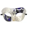 Maschera veneziana dettaglio riccioli argento e losanghe blu primo piano carnevale. - Blu nero