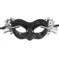 Nahaufnahme der schwarzen Metallmaske mit Strasssteinen und Glitzer für Maskenball Partys. - Schmetterlings-Design / Schwarz
