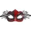 Nahaufnahme einer filigranen schwarzen Maskenverkleidung mit rotem Glitzerverlauf und funkelnden Strass. - Rot Einzelner Stil