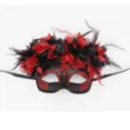 Detalle de primer plano de mascara de carnaval con plumas y decoracion floral para fiesta. - Rojo y Negro