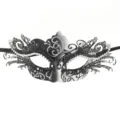 Detaillierte Ansicht der luxuriösen schwarz-weißen Metall-Maskerade-Maske mit feinen Strasssteinen. - Silber Einzelner Stil