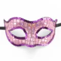 Detailansicht der rosa und lila Pailletten-Maskerade-Maske mit glitzernder Textur. - Laser-Glitzer-Stil / Rosa