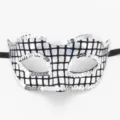 Maskenball Maske mit silbernen Pailletten, schwarzem Gittermuster und Haltebändern. - Laser-Gitter-Stil / Schwarz Weiß