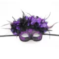 Vista detallada de la hermosa máscara de mascarada con plumas y flores para fiesta halloween. - Negro Púrpura