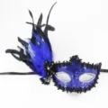 Blauw veren masker voorgemaskerd met sprankelende pailletten voor feestelijke cosplay. - Saffierblauw