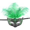 Vista detallada de la máscara de mascarada de plumas verdes, perfecta para Halloween y fiesta. - Máscara de Plumas / Negro Verde