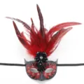 Vista dettagliata della maschera di carnevale in piume nere e rosse con strass luminosi. - Stile Cigno a Pois / Rosso