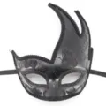 Gedetailleerde close-up van een zwart gemaskerd balmasker met glinsterende patronen. - Zwart Hart Stijl