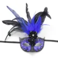 Dettaglio della maschera di piume, squisita decorazione con glitter blu e perle. - Stile Cigno a Pois / Blu