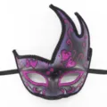 Detalle de máscara de mascarada, acabado brillante morado con borde negro, fiestas. - Estilo Corazón Morado